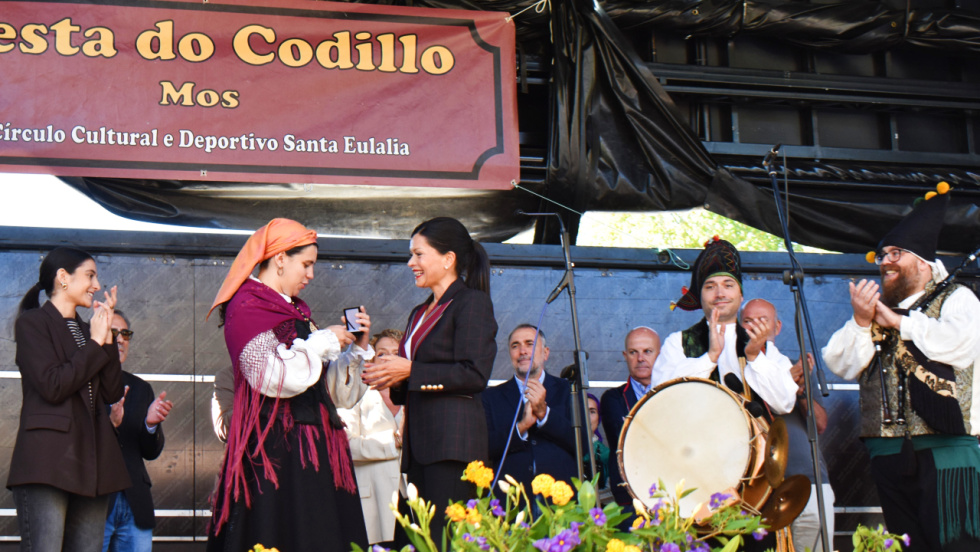 Mos sirve 2.000 raciones de codillo y homenajea a su rondalla