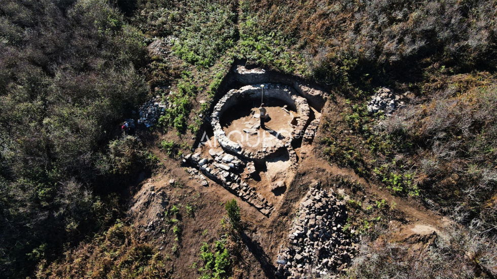 Hallan restos castreños fuera de la muralla del castro de Ons