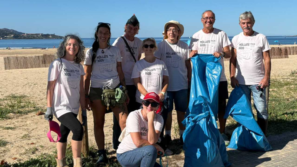 Nigrán libera el río Muíños de 20 kilos de basura