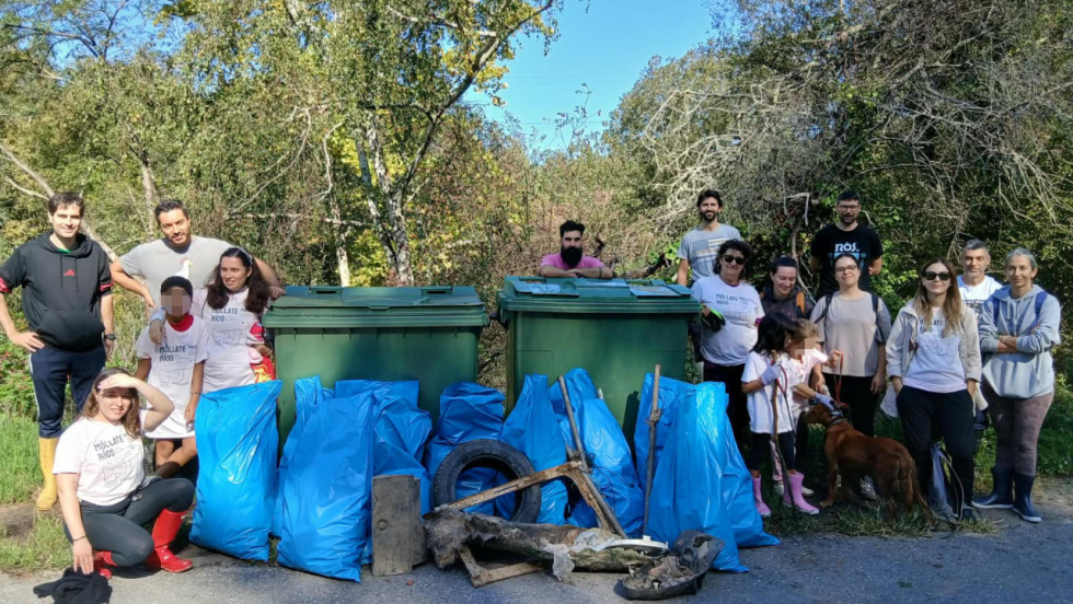 Escombros y toallitas inundan las orillas del Tea en Salvaterra