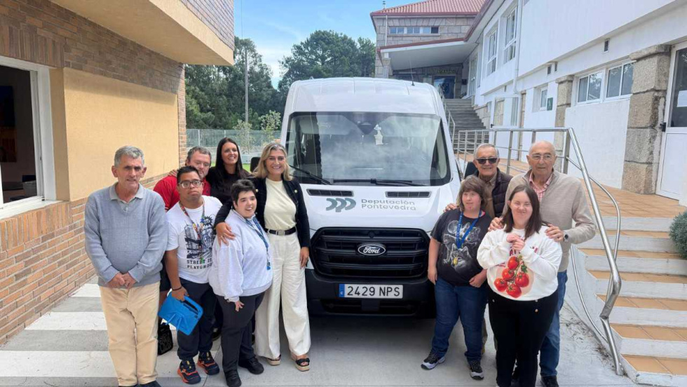 La Deputación entrega un vehículo al Centro Juan María
