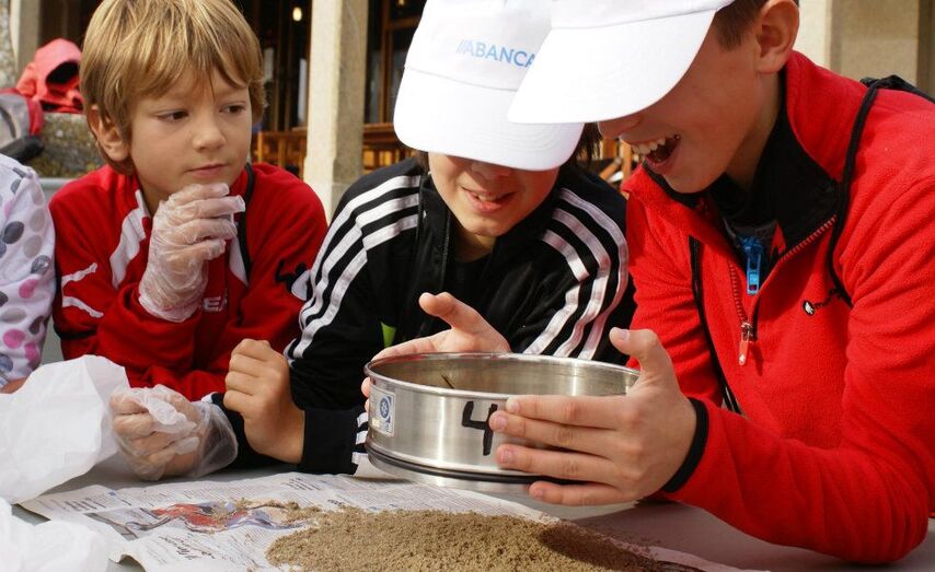 Los ni&ntilde;os participantes descubrieron micropl&aacute;sticos en la arena de Baiona