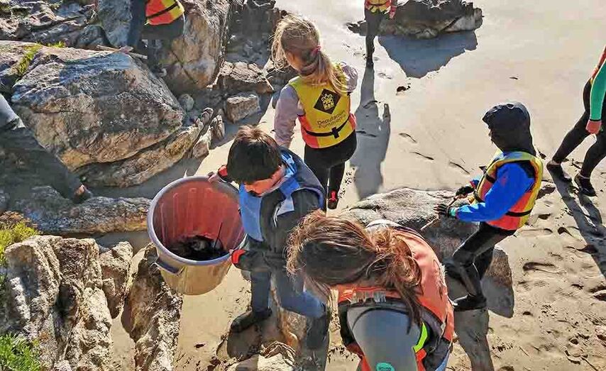 La Escuela de Vela del MRCYB organiza diversas salidas a lo largo del a&ntilde;o para limpiar playas. /&copy; David Font&aacute;n
