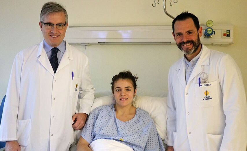 El Dr. Manuel Leyes, Sarah Valero y el Dr. C&eacute;sar Flores en Cl&iacute;nica CEMTRO, Madrid, despu&eacute;s de la intervenci&oacute;n (Foto: traumatologiamadrid.com)