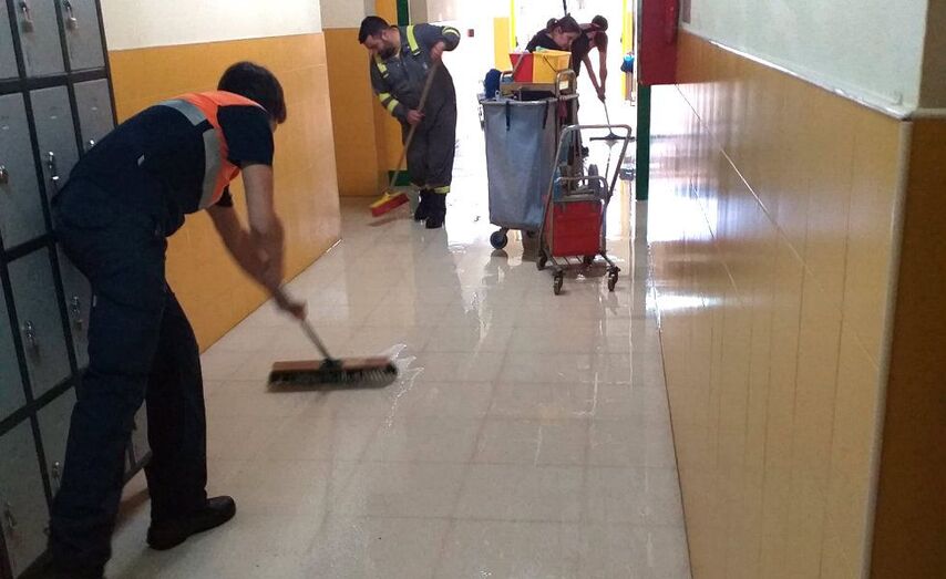 Voluntarios de Protecci&oacute;n Civil , Servicio de Emergencias y personal del Concello participaron en las labores de limpieza