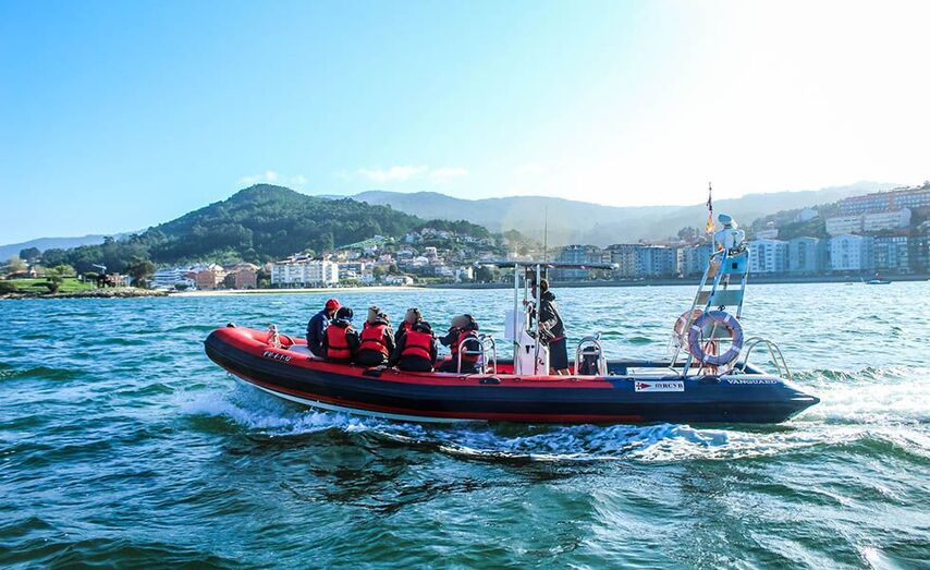 Los menores navegaron por la bahía de Baiona. /&copy; Rosana Calvo