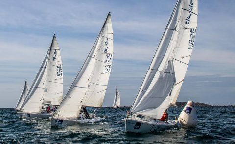 Los J80 se disputan la Liga de Oto&ntilde;o en en Baiona. /&copy; Rosana Calvo