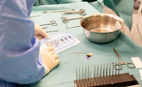 Imagen de la tecnología implantada hoy en Povisa. A la izquierda, el dispositivo implantado en el cráneo. A la derecha aparece también el dispositivo externo que se une a él mediante electromagnetismo, y que sirve para captar l