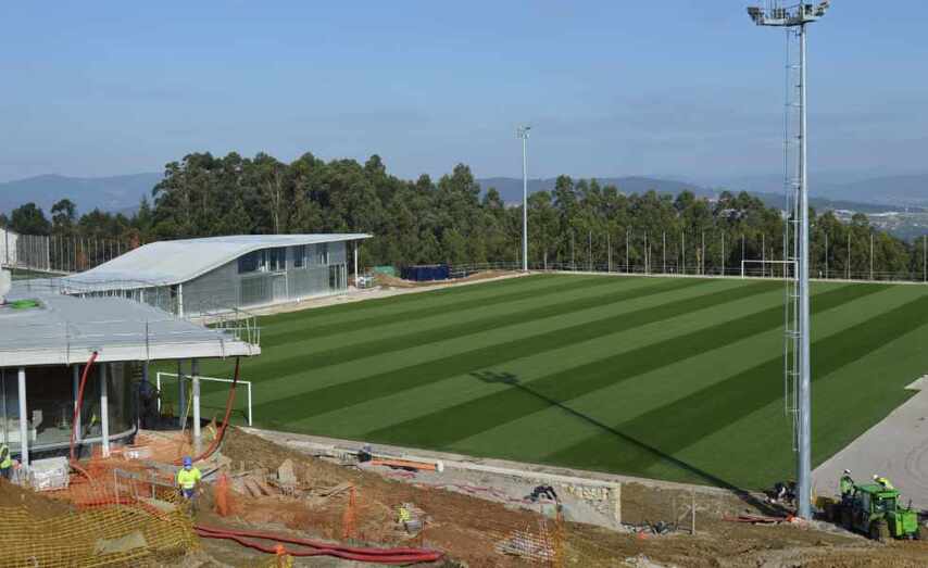 Imaxe desta mañá das obras na Cidade Deportiva en Pereiras.