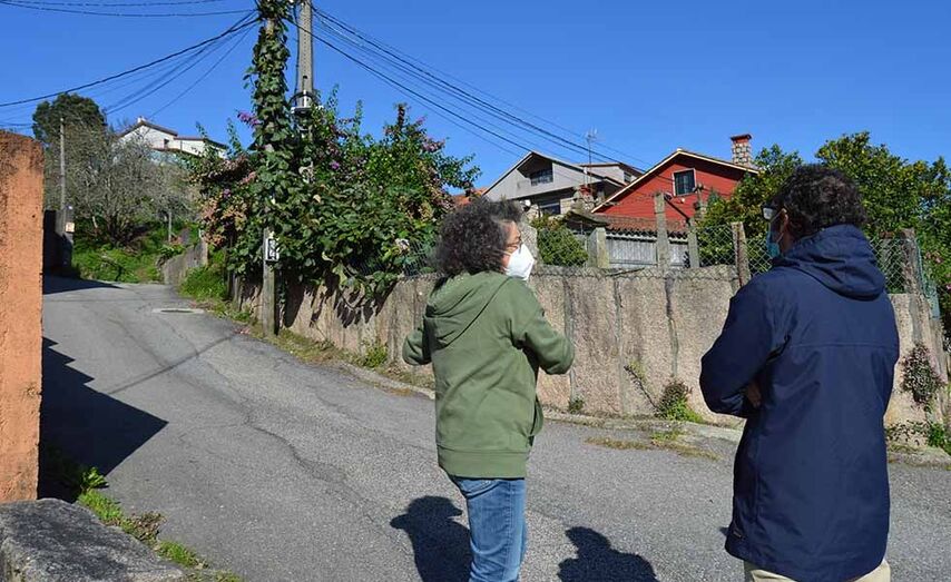 Imaxes de arquivo do concelleiro de Novas Tecnoloxías, Leo Costas, e dos técnicos municipais visitando esta mañá unha das zonas que se beneficiará da implantación.