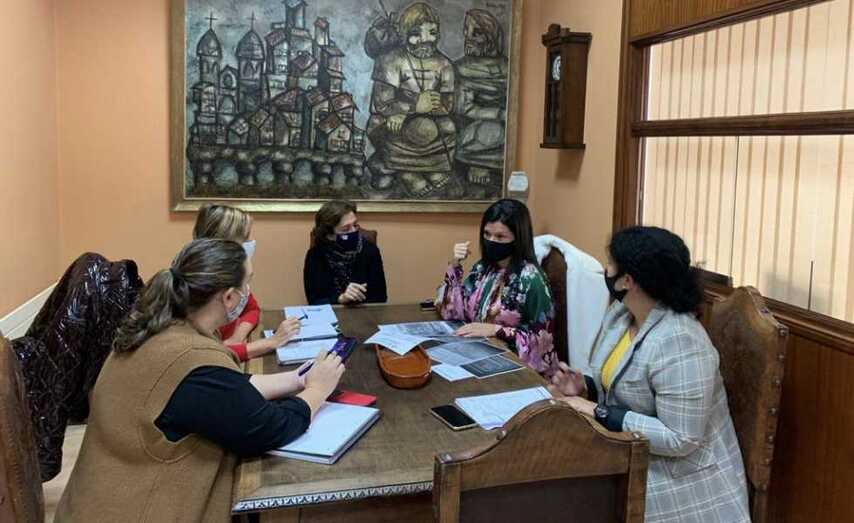 maxes da reunión celebrada esta mañá entre a alcaldesa de Mos, Nidia Arévalo, a concelleira de Promoción Empresarial, Economía e Emprego mosense, Julia Loureiro, membros do equipo da Axencia de Colocación m