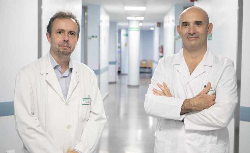 Los doctores Santiago Vázquez (izquierda), jefe de servicio de Digestivo, y Mariano Magallanes, de Radiología Intervencionista.