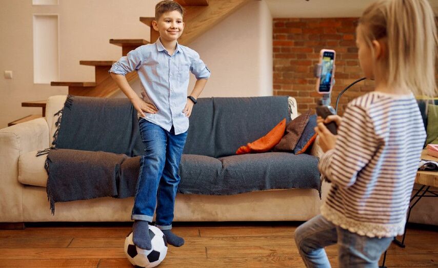 Los menores españoles pasaron de media 178 minutos diarios en las principales redes sociales  |Archive Ingimage