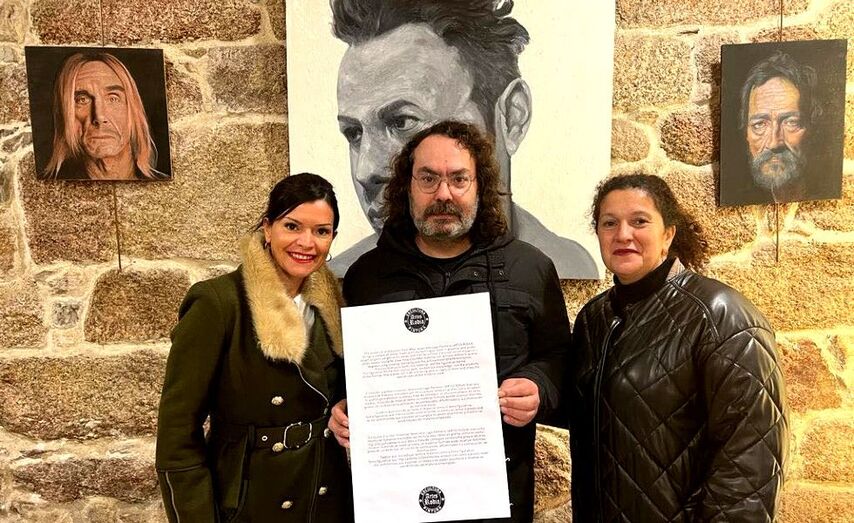 A Alcaldesa de Mos, Nidia Ar&eacute;valo, e a Concelleira de Educaci&oacute;n, Julia Loureiro, xunto ao autor mosense,&nbsp;Severiano Lago.