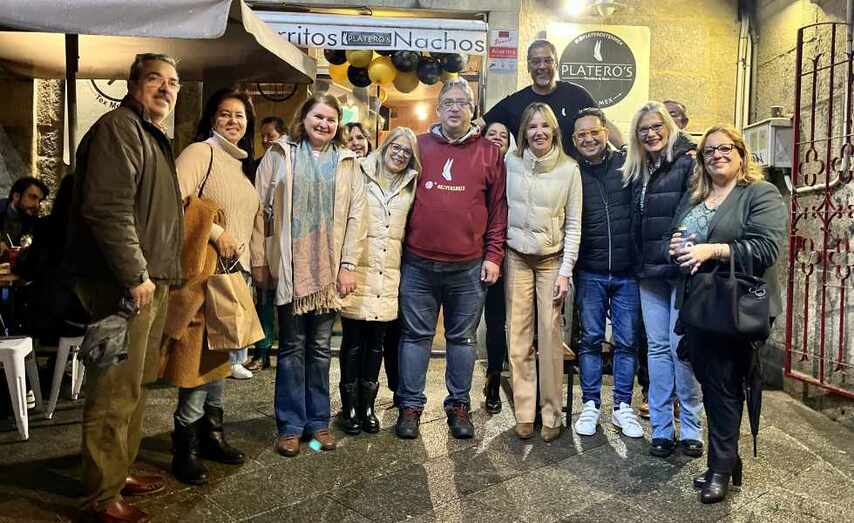 La presidenta del PP de Vigo y candidata a la Alcald&iacute;a, Marta Fern&aacute;ndez-Tapias, asisti&oacute;  al 4&ordm; aniversario de Platero&acute;s Tex-Mex, en la Plaza de la Constituci&oacute;n.