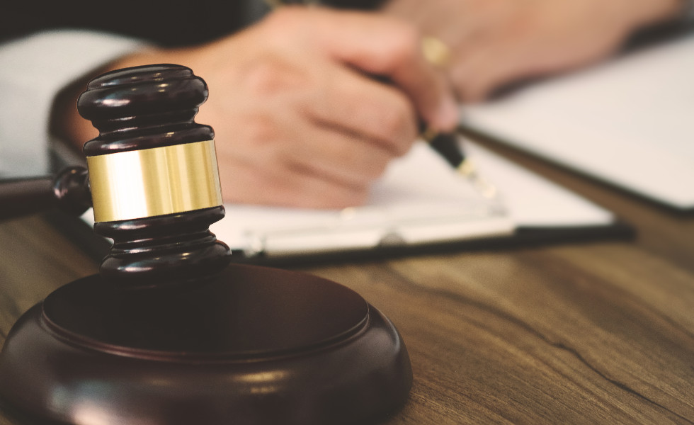 Condenan a un padre a más de tres años de cárcel por maltratar a sus hijos en A Coruña