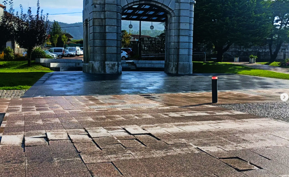 El PSdeG denuncia el mal estado del pavimento tras la reciente reforma de O Parque da Feira