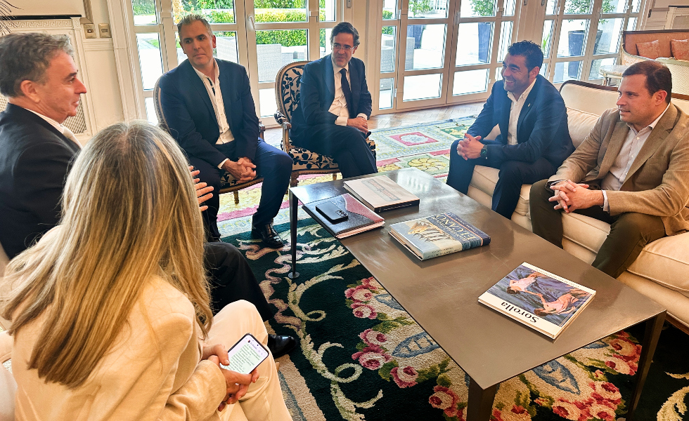 El presidente de la Diputación de Pontevedra refuerza lazos con la comunidad gallega en Uruguay