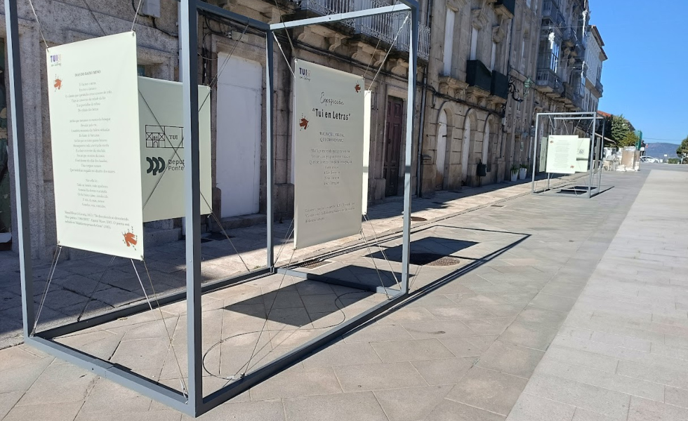 La poesía toma las calles de Tui con versos que homenajean a la ciudad