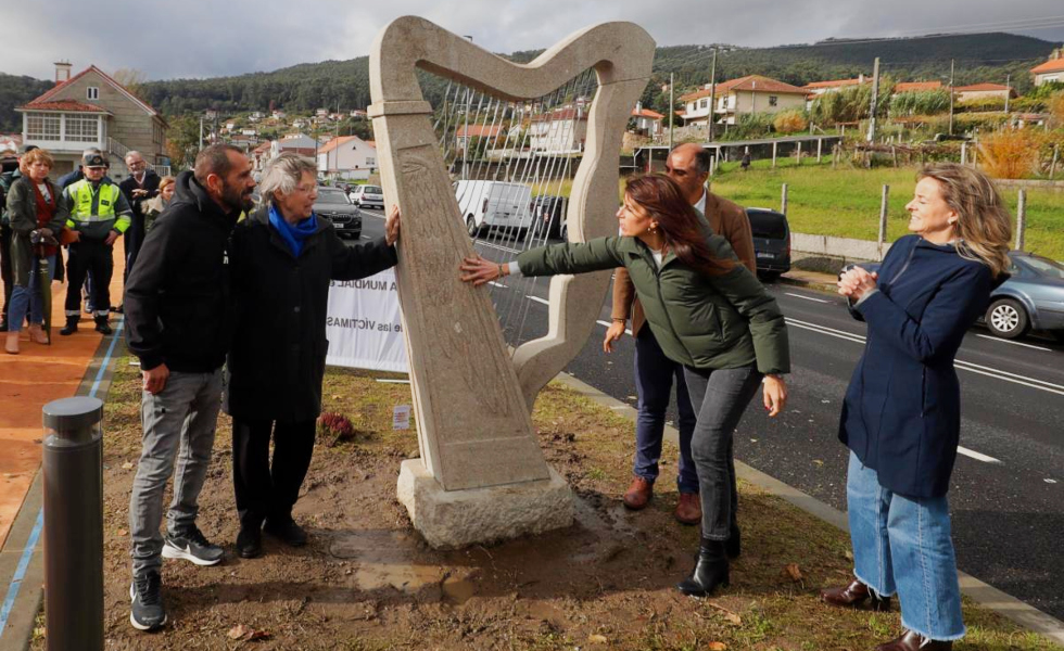 Poio estrena un arpa de piedra en homenaje a las víctimas de tráfico