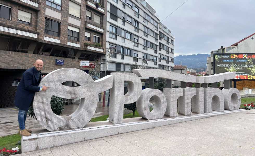 La capital de A Louriña estrena sus imponentes letras de granito rosa