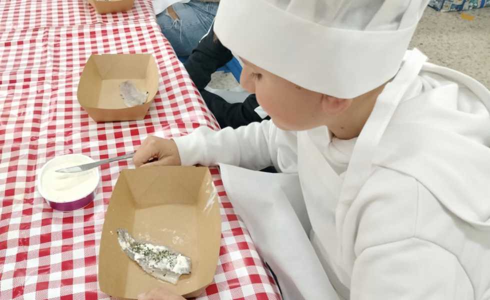 La OPP83 enseña a escolares a cocinar Lirio de Ribeira