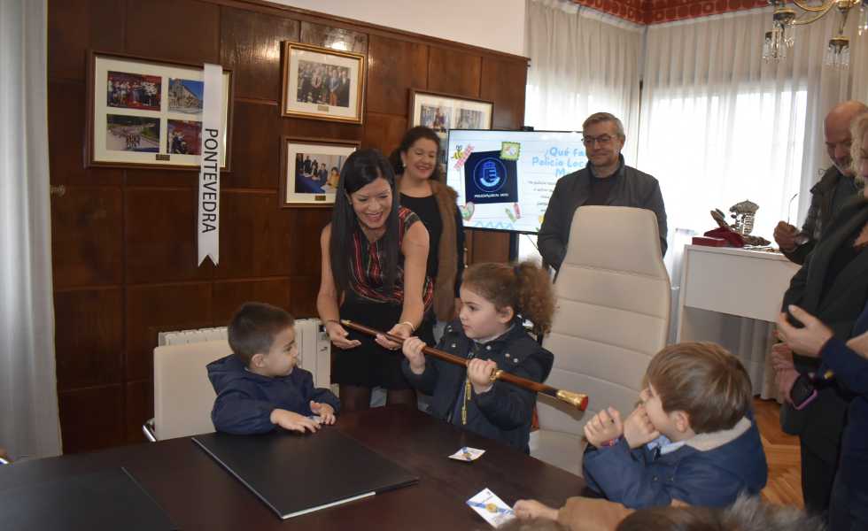 Escolares de infantil descubren el Ayuntamiento de Mos en una visita educativa
