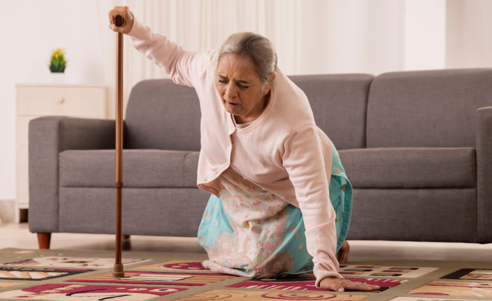 Caídas en otoño: cómo proteger a los mayores del riesgo estacional