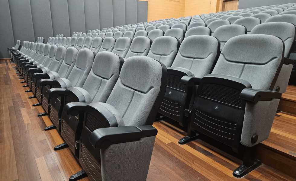 El Auditorio de Goián reabre con butacas renovadas y mayor confort