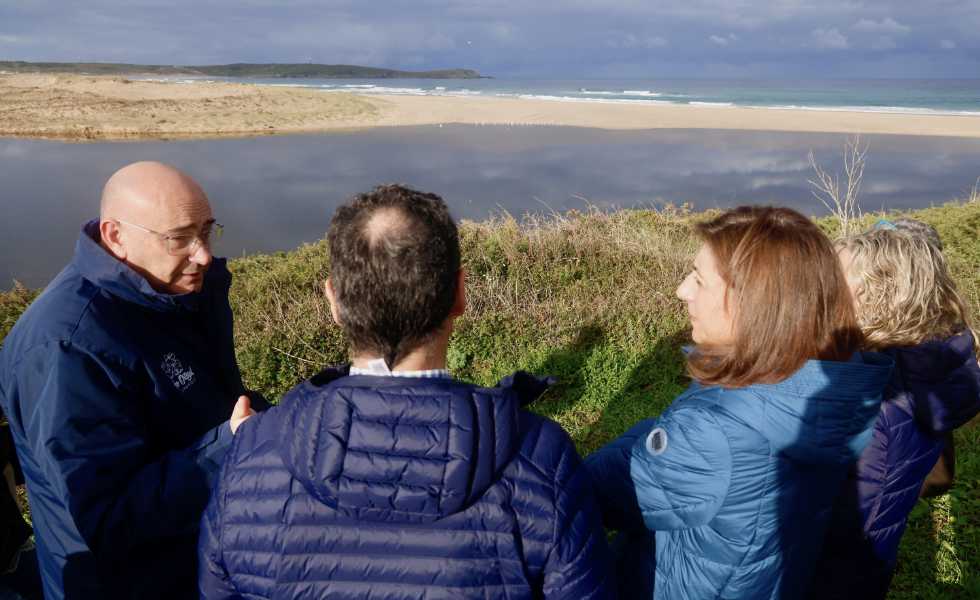 La Xunta estudia retirar la barrera artificial de la laguna de A Frouxeira