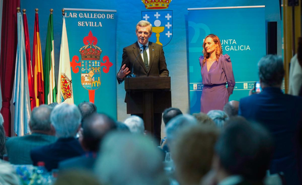 Alfonso Rueda recibe la Anduriña de Ouro del Lar Gallego de Sevilla