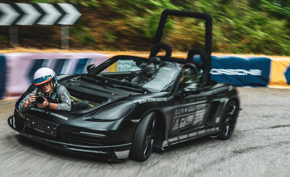 Aprendices de Porsche convierten un Boxster en un coche cámara de alto rendimiento