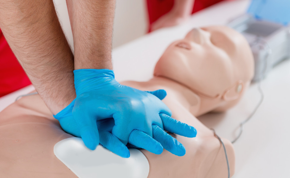 La Xunta forma a voluntarios de Protección Civil en el uso de desfibriladores