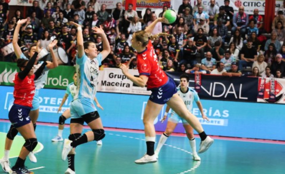 El Atlético Guardés se lleva el derbi gallego del balonmano femenino