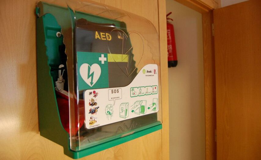 Imaxe dun equipo de Desfibrilaci&oacute;n Externa Autom&aacute;tica