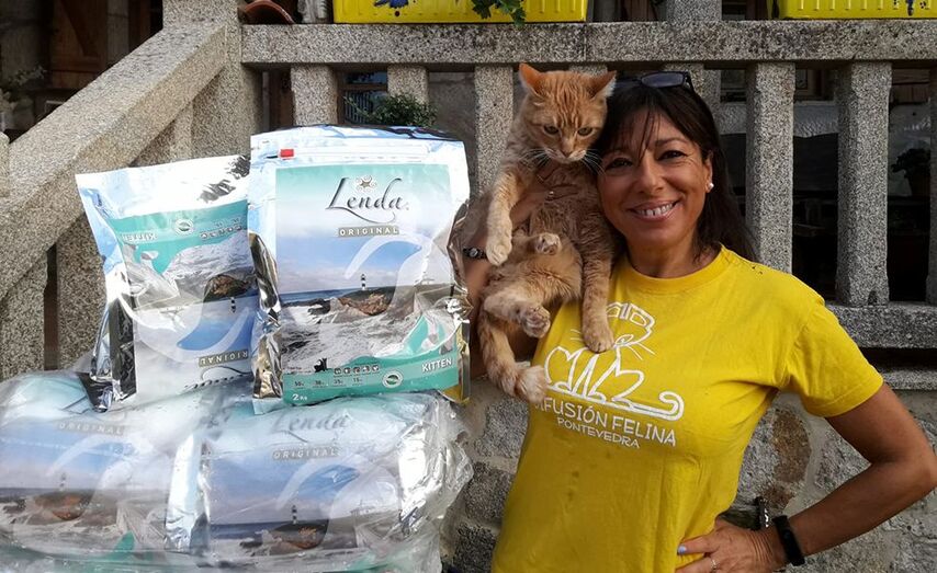 Imagen de la asociación sin ánimo de lucro pontevedresa Difusión Felina, dedicada al rescate y ayuda de gatos callejeros, con los sacos de comida donados por Lenda.