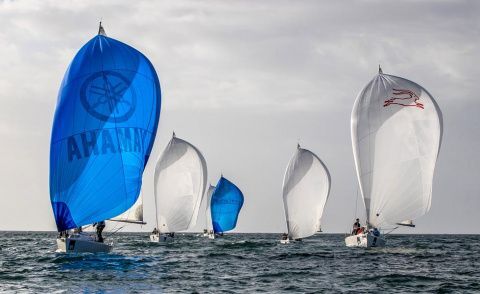 Los J80 volvieron a dejar bellas estampas en la bahía de Baiona. /&copy; Rosana Calvo