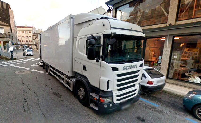 Un camión de reparto estacionado en doble fila ante la falta de espacio