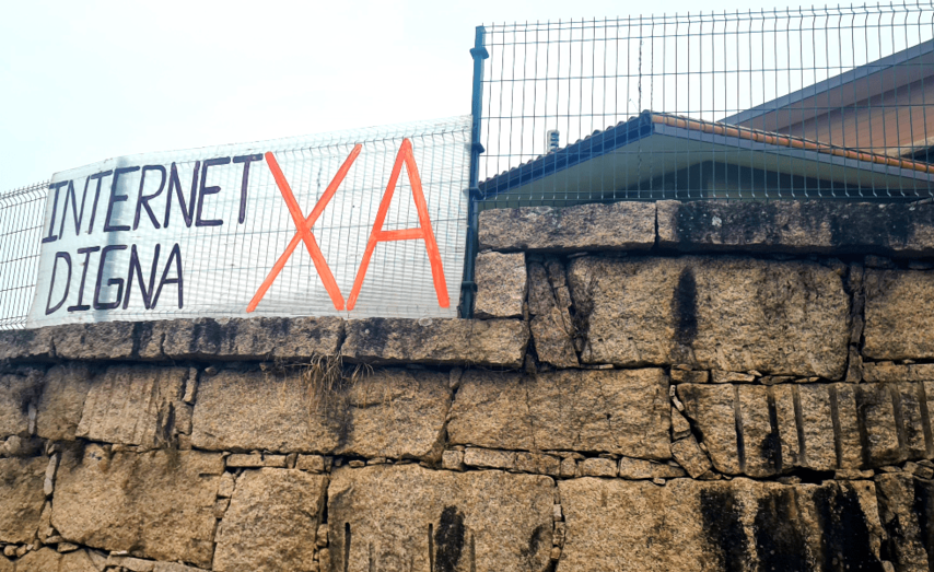 Unha vivenda do Outeiro en Torroso reclama o servizo de internet cunha pancarta