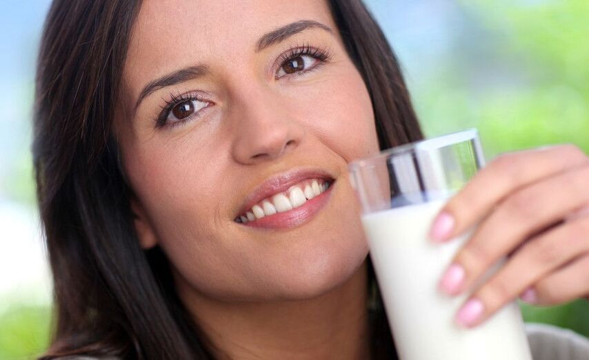 La leche fortalece los dientes y disminuye el nivel de acidez gracias a su gran aporte de calcio, al igual que el queso o los yogures.