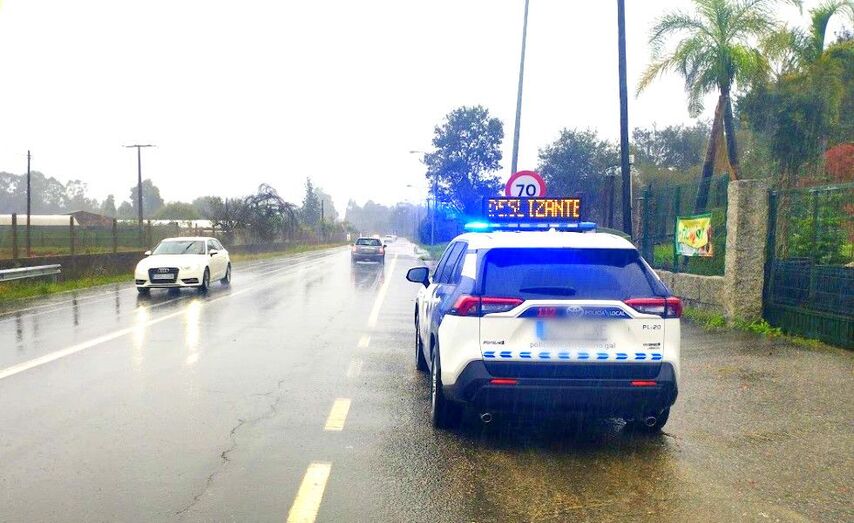 Un veh&iacute;culo de la Polic&iacute;a Local de Tomi&ntilde;o en trabajando en un operativo