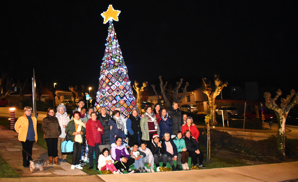 San Rafael teje su propio árbol de Navidad con 5 metros de ganchillo y espíritu vecinal