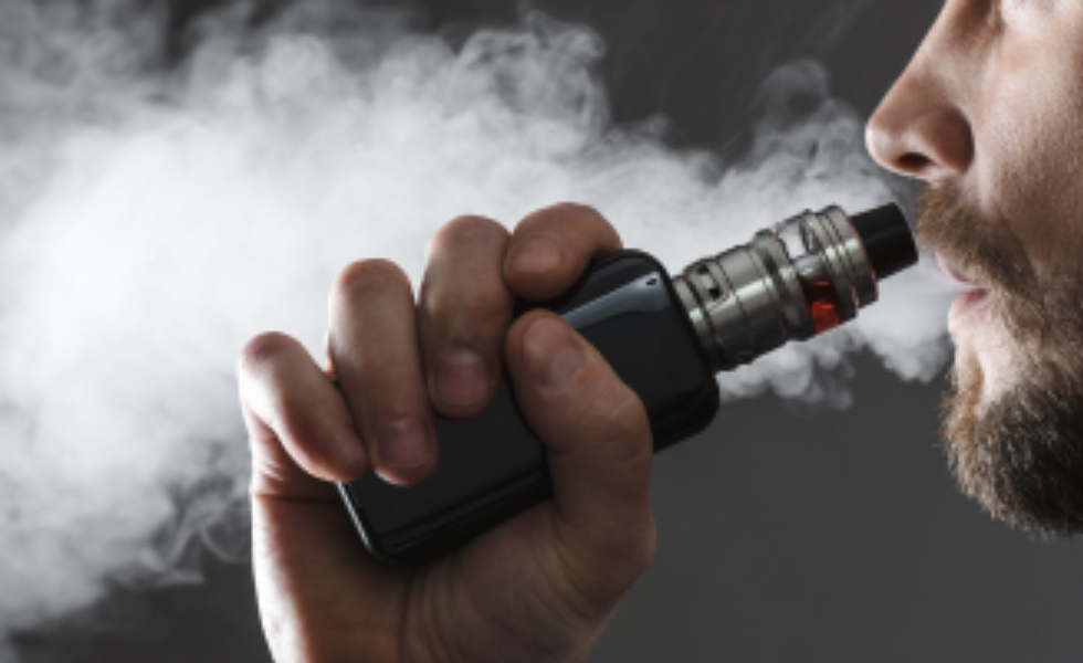 El vapeo desplaza al tabaco: casi la mitad de los adolescentes usa cigarrillo electrónico