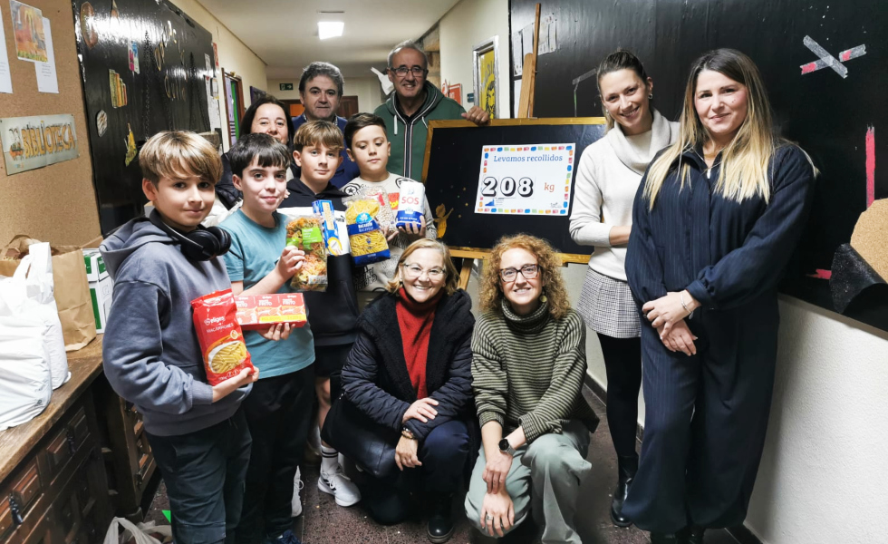 Un instituto de Nigrán entrega 1.400 euros en vales de compra y más de 200 kilos de alimentos al Concello