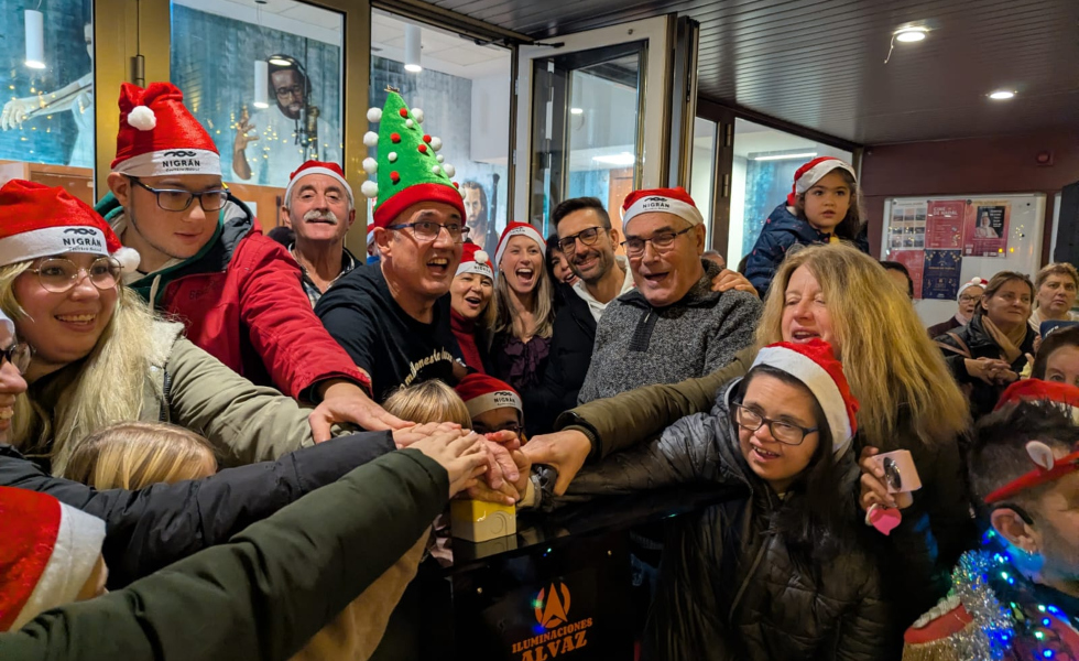 Nigrán ilumina la Navidad con un espectáculo de Peter Punk y una chocolatada vecinal