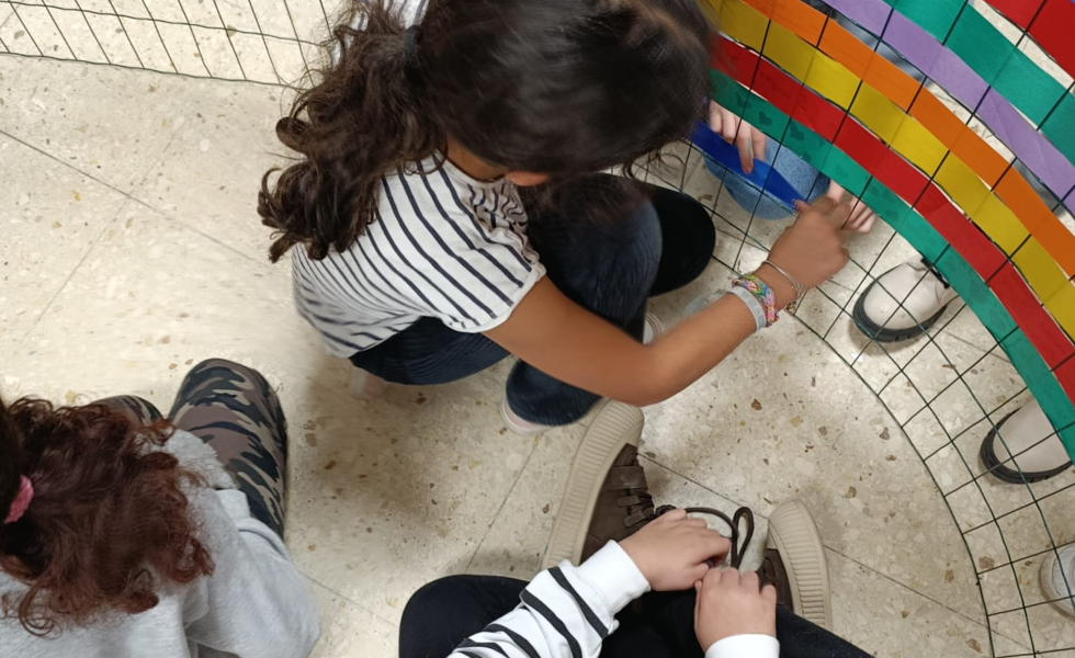 Un mosaico textil de diez metros llena Mos de mensajes por la inclusión