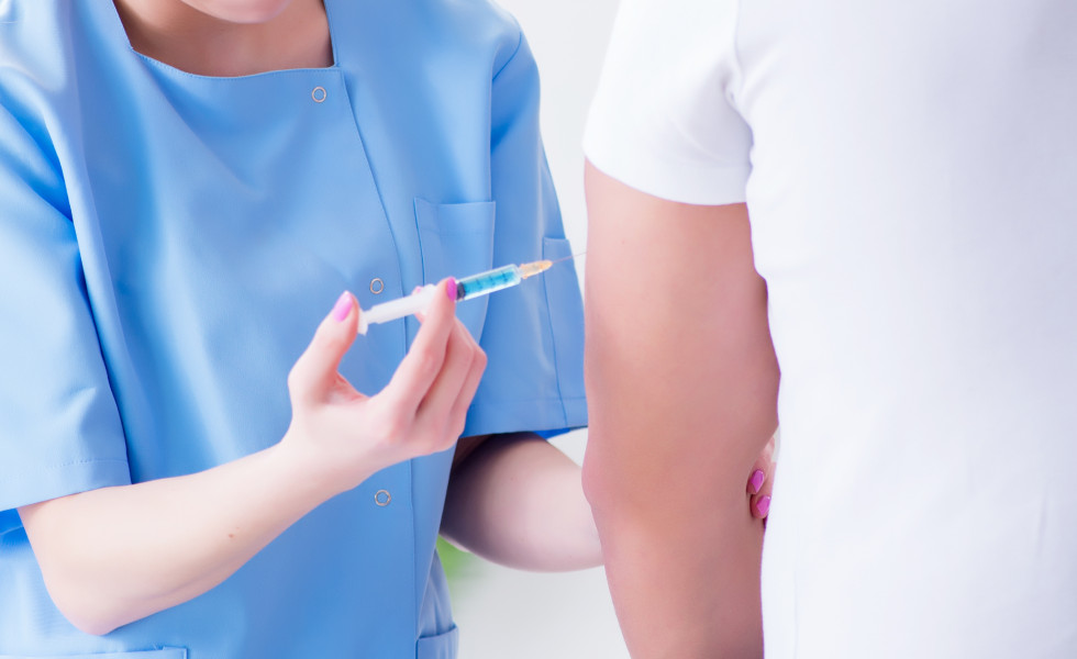 La onda gripal en Galicia muestra una leve tendencia a la baja, pero con un aumento preocupante de ingresos infantiles