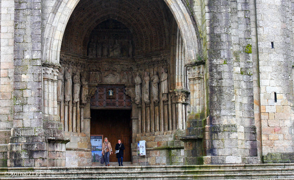 La Catedral de Tui despliega su exposición más internacional con 300 belenes del mundo