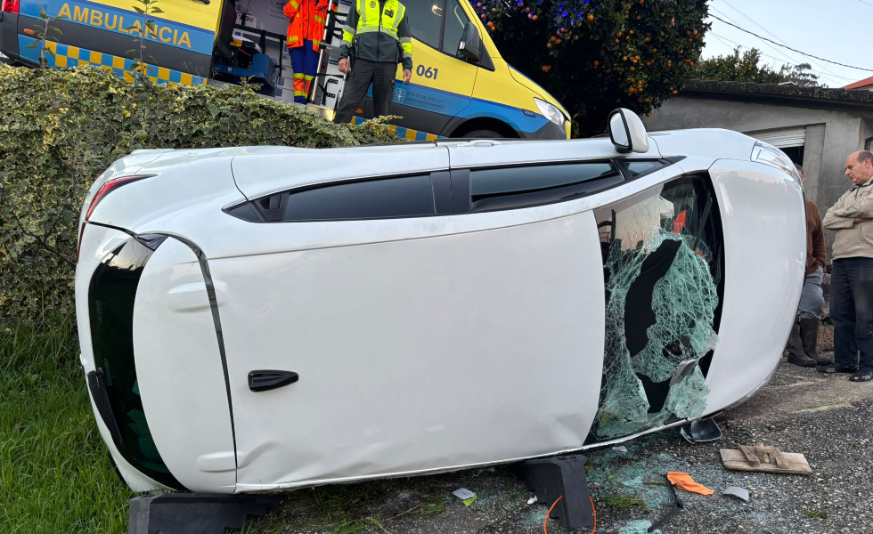 Una mujer sale ilesa tras volcar su vehículo en Cela, Mos