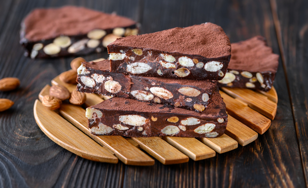 Desde un punto de vista nutricional, aconsejav priorizar el turr&oacute;n de chocolate negro cuando se elija esta variedad   |Image licensed by &copy; Ingram Image